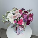 Шляпная коробка с цветами «Созвездие девы» из роз и гвоздик