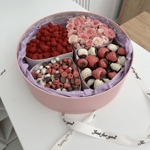 Клубника в шоколаде свежие ягоды и цветы