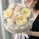 Нежный букет с ароматными розами из хризантем