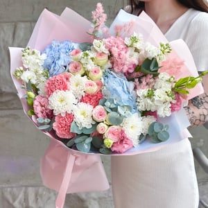 Яркий букет гортензии и эустомы Соната из гвоздик и роз