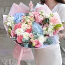 Яркий букет гортензии и эустомы Соната из гвоздик и роз