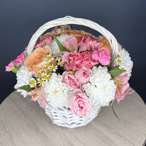 Цветы в корзине из альстромерий и гвоздик