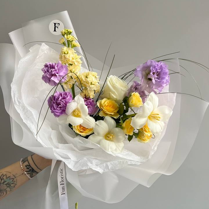 Букет «Танец красок» из тюльпанов и экзотических цветов