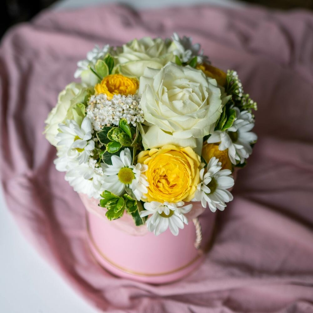 Шляпная коробка с цветами «Белль» из роз и хризантем