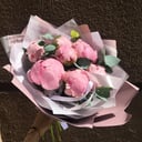 Букет «7 пионов Сара Бернар с эвкалиптом»