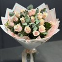 Букет из 19 кремовых роз с эвкалиптом