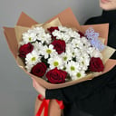 Букет роз с хризантемой