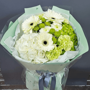 Букет «Нежность» из гвоздик и хризантем