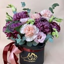 Шляпная коробка с цветами «Танец страсти» из хризантем и гвоздик