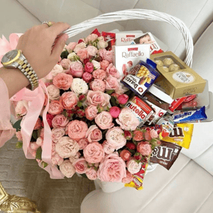 Кустовые розы в корзине со сладостями
