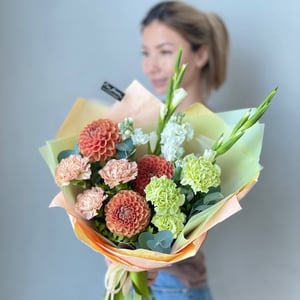 Яркий букет с Георгинами и гладиолусами из экзотических цветов