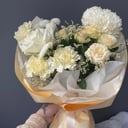 Сборный букет из гвоздик и роз