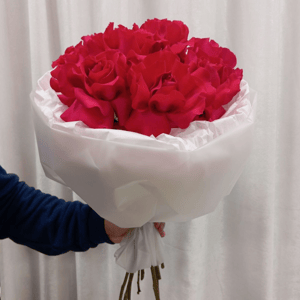 Моно букет малиновых роз