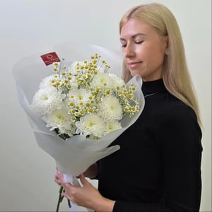 Букет из хризантем и кустовых ромашек