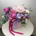 Композиция «Сияние луны» из пионов и экзотических цветов