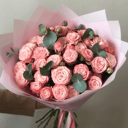 Букет из 19 кустовой розы и эвкалипта