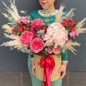 Шляпная коробка с цветами «Любимой» из гвоздик и альстромерий