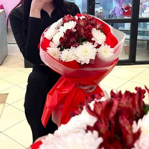 Красный букетик с альстромерией