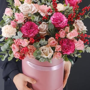 Шляпная коробка с цветами «Яркая композиция»