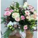 Шляпная коробка с цветами «Афродита» из роз и фрезии