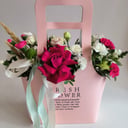 Коробка с цветами «Дженни» из гвоздик и эустом