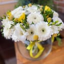 Шляпная коробка с цветами «Лютик» из гербер и фрезии