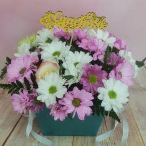 Коробка с цветами «Маленький сюрприз» из хризантем и роз