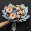 Авторский букет "Нежность" для любимой из роз и хризантем