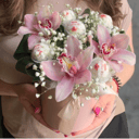 Шляпная коробка с цветами «Конфетка моя» из орхидей и гипсофил