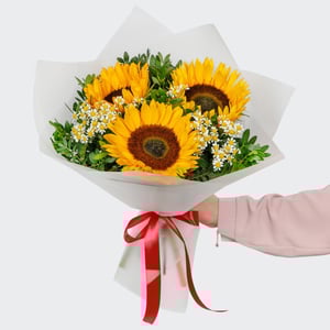Букет «Тепло ладоней» из подсолнухов и ромашек