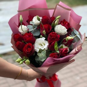 Букет «Романтический лад» из роз и эустом