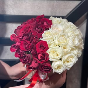 Шляпная коробка с цветами «Белое и красное» из роз