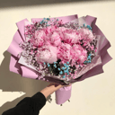 Букет из пионов из роз и гипсофил