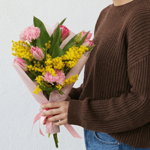 Букет «Пудровое солнце» из тюльпанов и мимоза