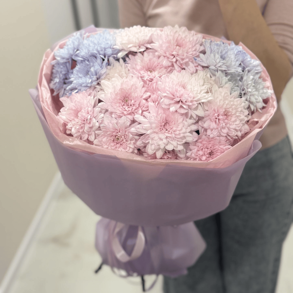 Нежный букет стойких хризантем