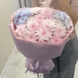 Нежный букет стойких хризантем