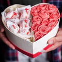 Подарочный набор «Розовые цветы в сердце с конфетами»