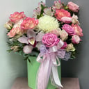 Шляпная коробка с цветами «Летний карнавал» из роз и хризантем