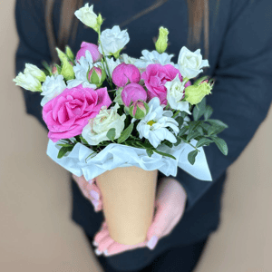 Композиция цветов в Кофейном стаканчике из эустом и хризантем