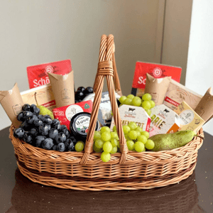 Съедобный подарок фрукты и сыр