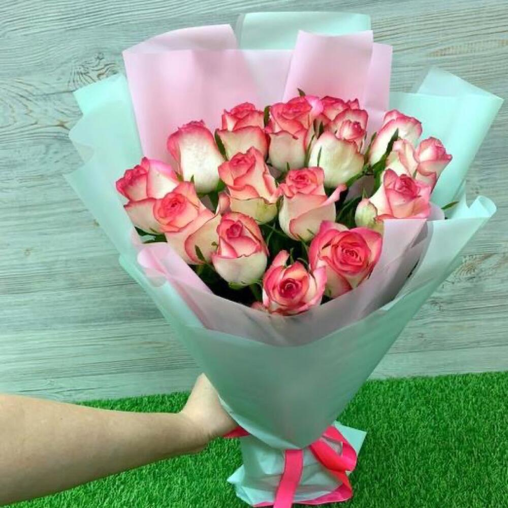 Букет из 15 премиальных роз "Джумилия"