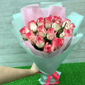 Букет из 15 премиальных роз "Джумилия"