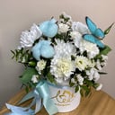 Шляпная коробка с цветами «Мамины руки» из хризантем и гвоздик