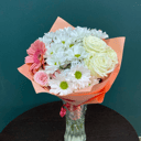 Персиковый букет из роз и хризантем