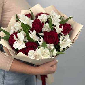 Букет «Красные розы с белой альстромерией»