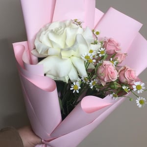 Букет нежных цветов для мамы из роз