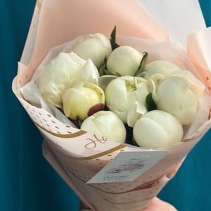 Букет из 9 белых пионов