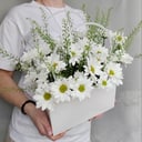 Коробка с цветами «Сумка ромашек» из хризантем