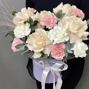 Шляпная коробка с цветами «Композиция Ренессанс» из гвоздик