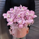 Шляпная коробка с цветами «Орхидеи в коробке "Ожидание любви"»